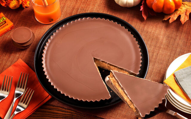 There’s A Giant Reese’s Peanut Butter Cup Pie!!