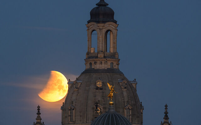 Full Moon Lunar Eclipse Over Night Tonight!
